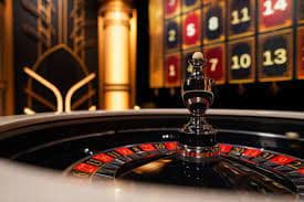 Antarmuka aplikasi hotbet77 di perangkat Android menampilkan menu utama dengan kategori permainan